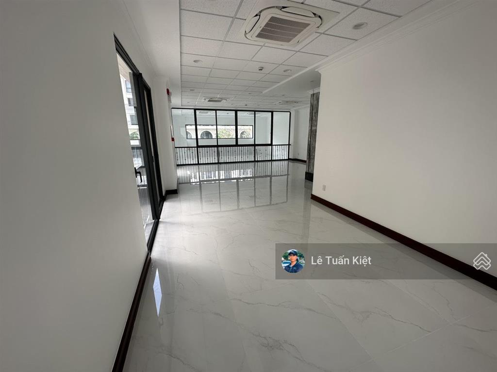 Cho thuê nguyên căn shophoues giá 70tr/ tháng.hoàn thiện đẹp chuẩn văn phòng. tại kdt vạn phúc city