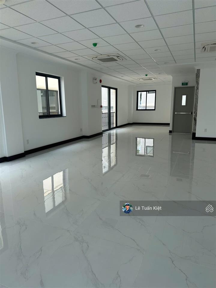 Cho thuê nguyên căn shophoues giá 70tr/ tháng.hoàn thiện đẹp chuẩn văn phòng. tại kdt vạn phúc city
