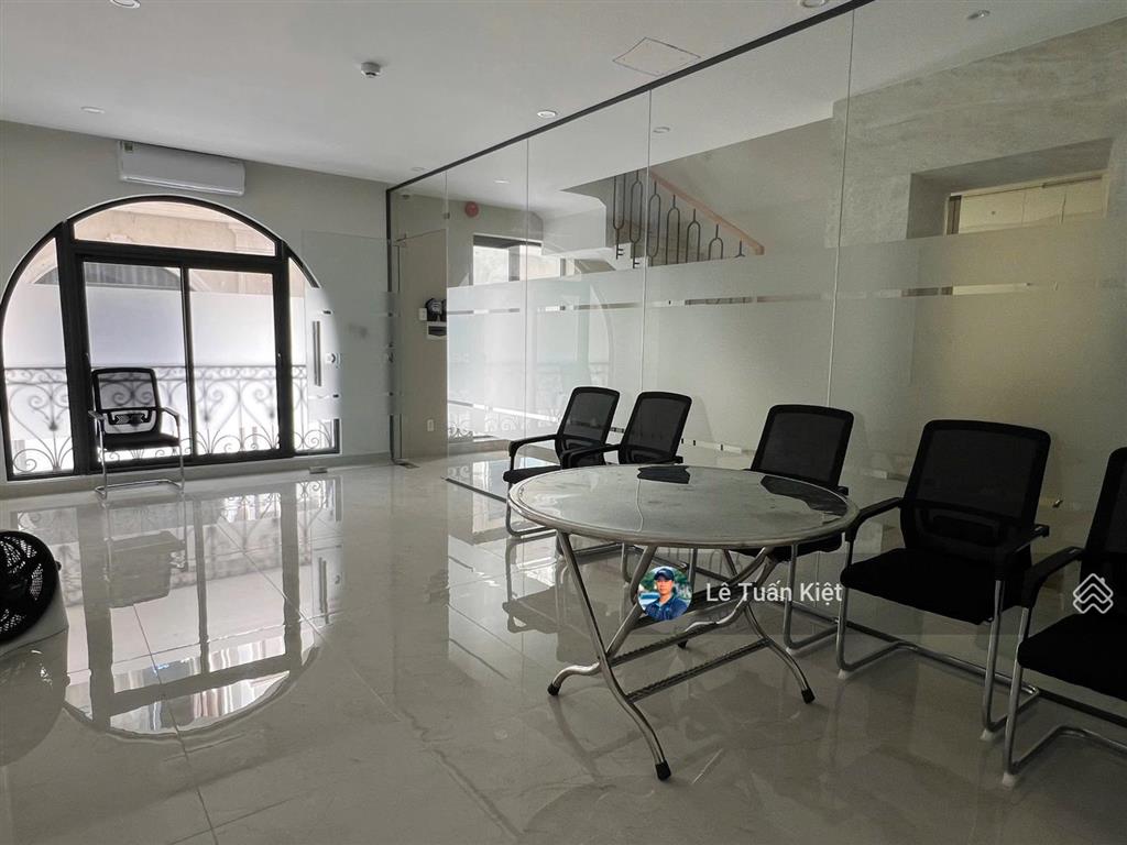 Cho thuê trệt lửng chuẩn sàn văn phòng giá thuê 33.000.000/tháng. tại kdt vạn phúc city.