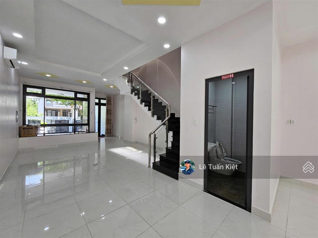Cho thuê nguyên căn nhà phố giá 35tr/tháng. vị trí thoáng mát, sầm uất. tại kđt vạn phúc city.