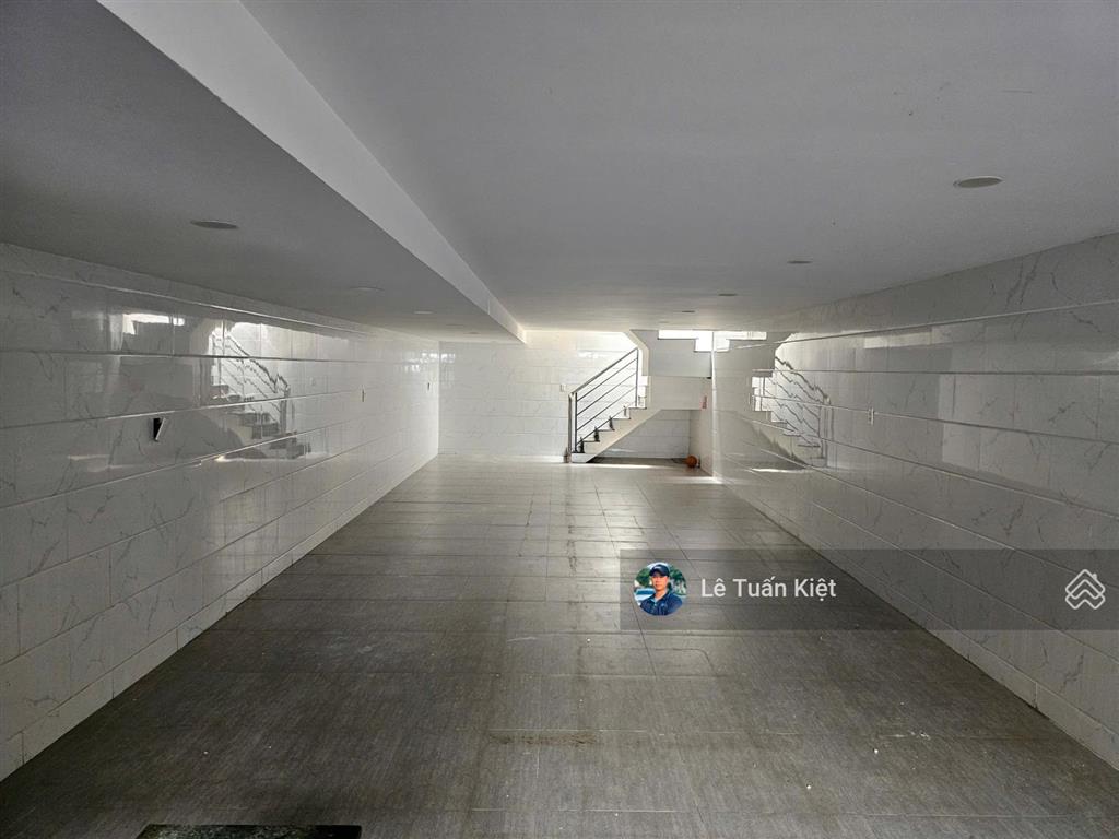 Cho thuê nguyên căn nhà phố giá 35tr/tháng. vị trí thoáng mát, sầm uất. tại kđt vạn phúc city.