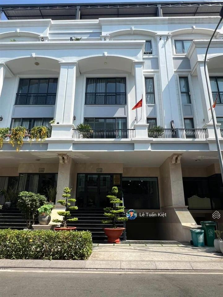Bán nhà phố kênh sông trăng giá 32 tỷ. vị trí tọa lạc sầm uất thoáng mát. tại kdt vạn phúc city