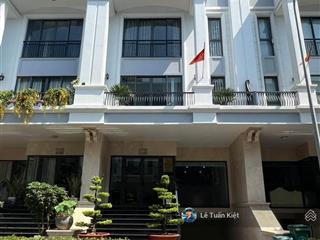 Bán nhà phố kênh sông trăng giá 32 tỷ. vị trí tọa lạc sầm uất thoáng mát. tại kdt vạn phúc city