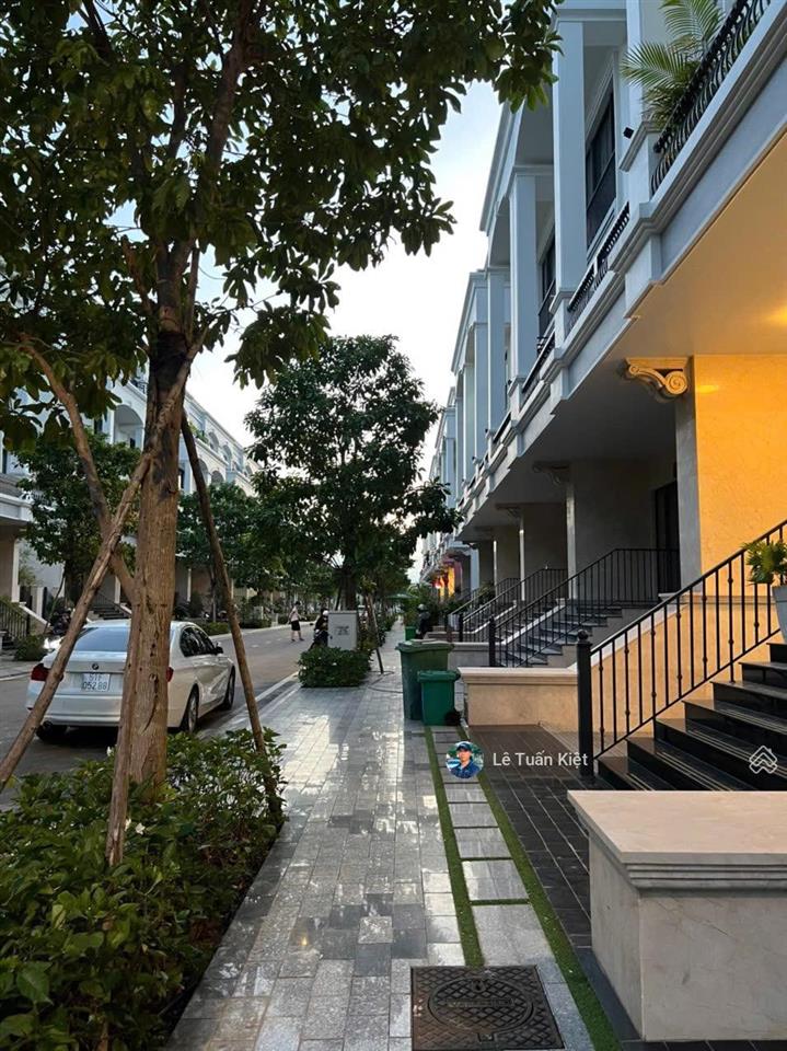 Bán nhà phố kênh sông trăng giá 32 tỷ. vị trí tọa lạc sầm uất thoáng mát. tại kdt vạn phúc city