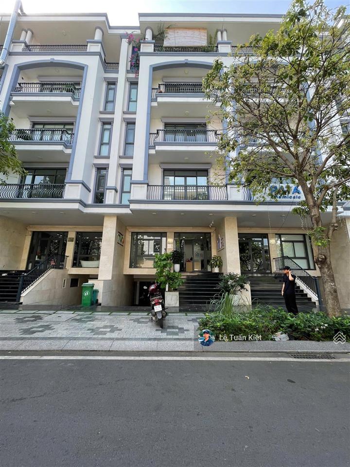 Cho thuê văn phòng tầng trệt giá 16 triệu/tháng. toạ lạc vị trí đẹp thoáng mát. tại kdt vạn phúc