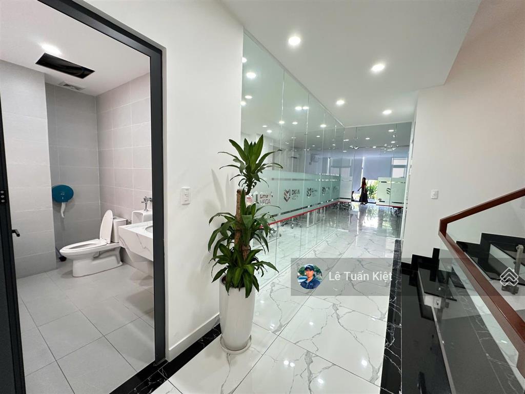 Văn phòng cho thuê giá 38tr/tháng. tọa lạc vị trí đắc địa mặt tiền shophouse tại kdt vạn phúc