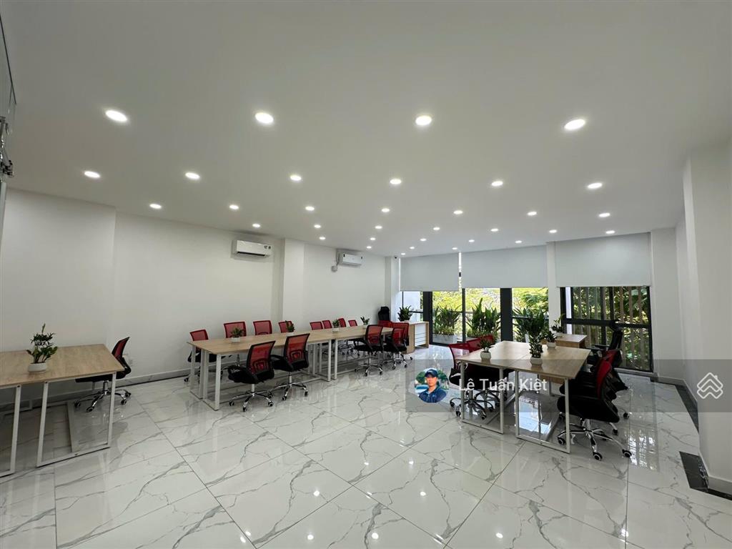 Văn phòng tầng 2 cho thuê giá 15tr/tháng (bao thuế) mặt tiền shophouse nguyễn thị nhung.