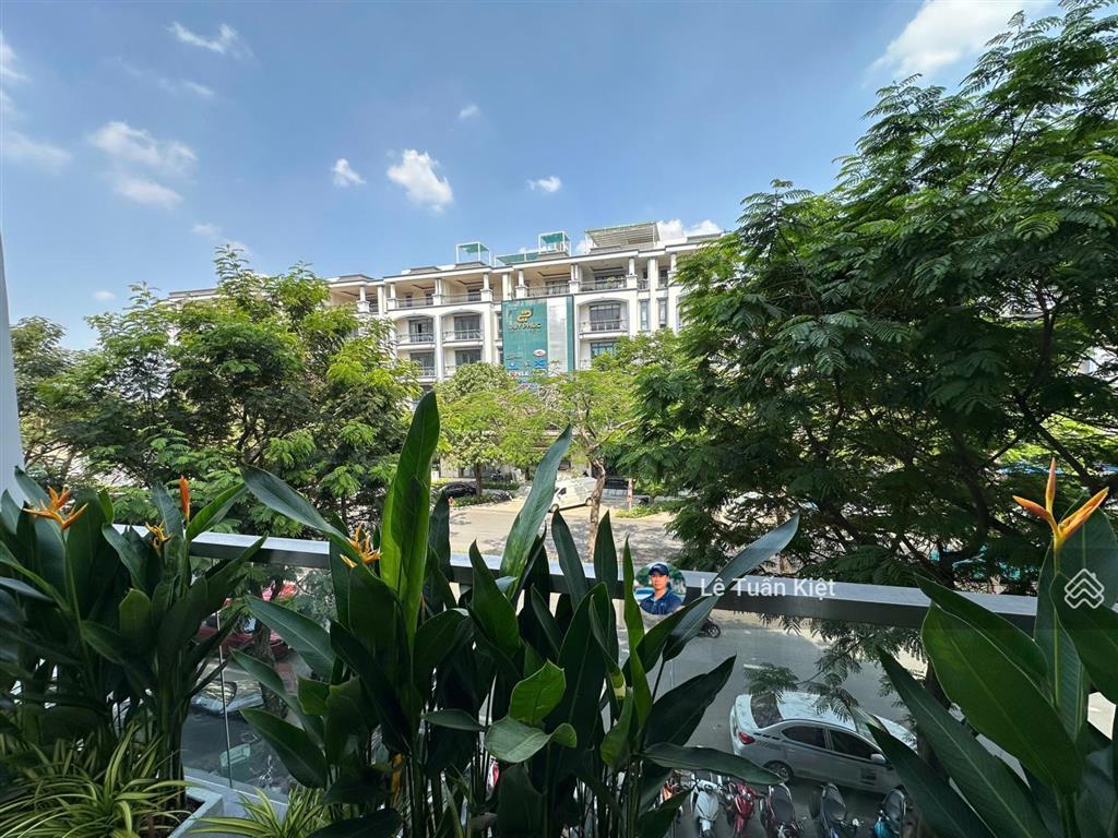 Văn phòng tầng 2 cho thuê giá 15tr/tháng (bao thuế) mặt tiền shophouse nguyễn thị nhung.