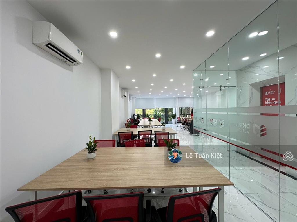 Văn phòng tầng 2 cho thuê giá 15tr/tháng (bao thuế) mặt tiền shophouse nguyễn thị nhung.