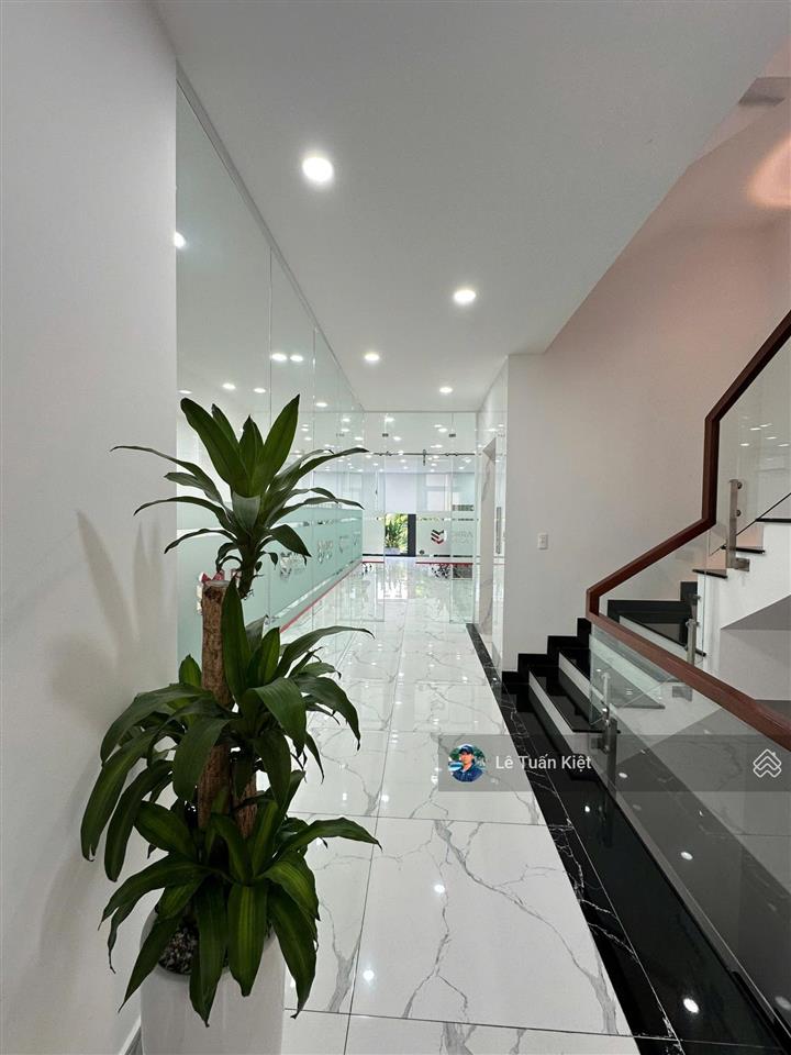 Văn phòng tầng 2 cho thuê giá 15tr/tháng (bao thuế) mặt tiền shophouse nguyễn thị nhung.