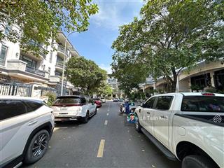 Siêu phẩm tới tay anh chị khách hàng. cần bán nhà phố kđn. giá bán 32,5 tỷ. toạ lạc vị trí đắc địa