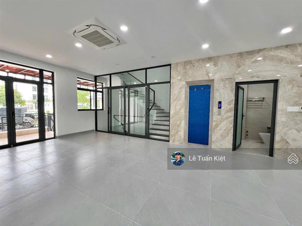 Siêu phẩm tới tay anh chị khách hàng. cần bán nhà phố kđn. giá bán 32,5 tỷ. toạ lạc vị trí đắc địa