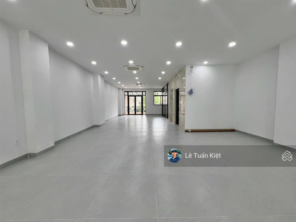 Siêu phẩm tới tay anh chị khách hàng. cần bán nhà phố kđn. giá bán 32,5 tỷ. toạ lạc vị trí đắc địa