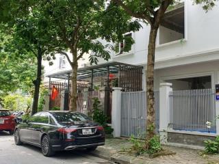 Biệt thự sang chảnh đẳng cấp  1 mặt phố và 1 mặt hồ kđt làng việt kiều châu âu 135m, 3 tầng, mt10m
