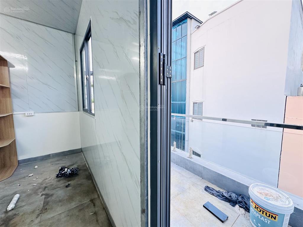 Cho thuê phòng studio  ban công riêng  đầy đủ nội thất  nhà mới làm xong