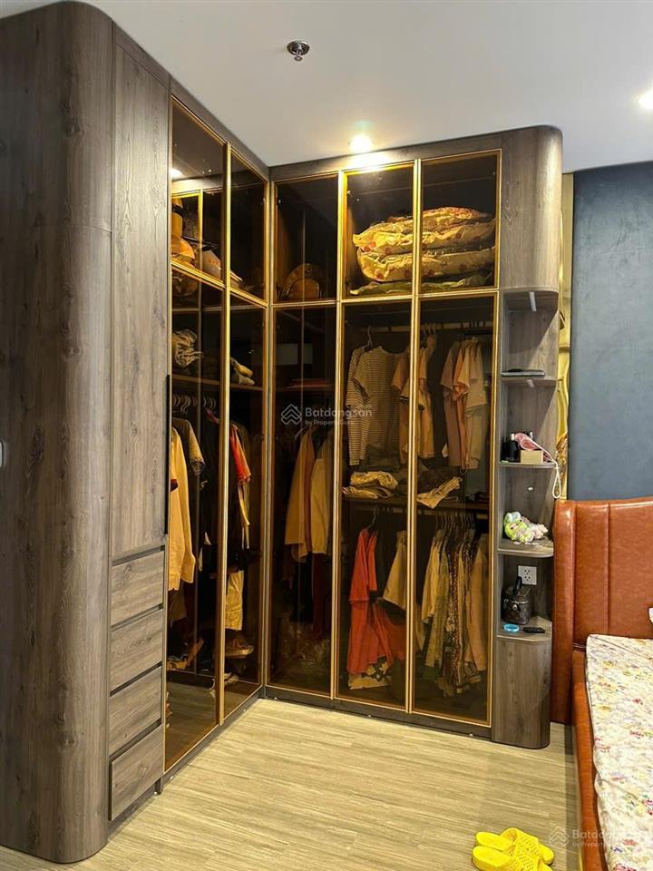 Căn 2pn 69m2 đã có sổ đỏ, mới nhận bàn giao và làm nội thất ở 1 năm  chính chủ bán