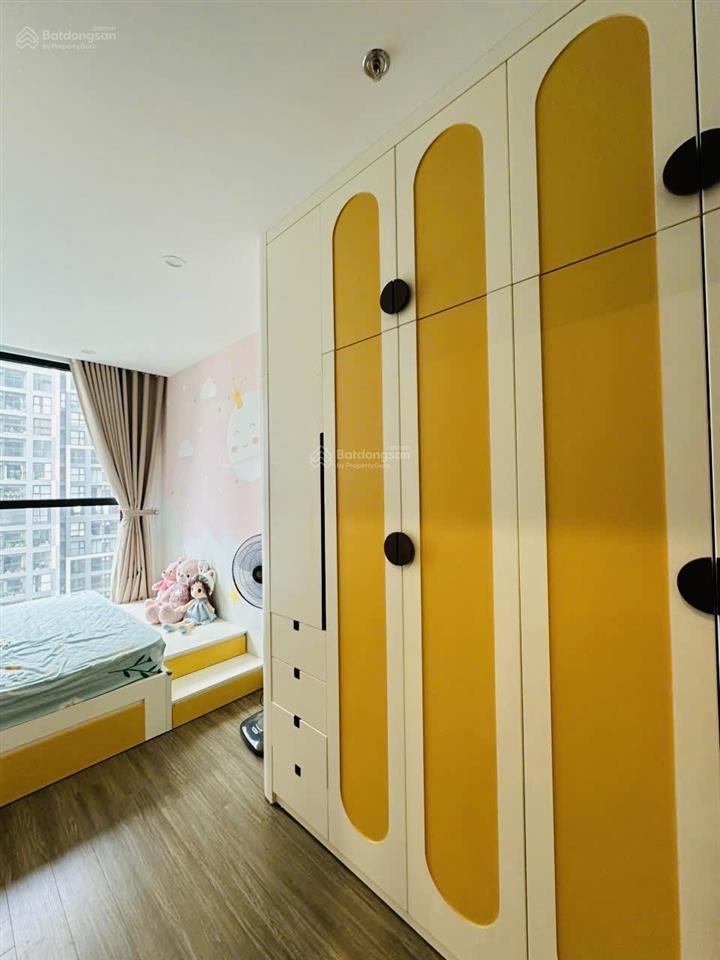 Căn 2pn 69m2 đã có sổ đỏ, mới nhận bàn giao và làm nội thất ở 1 năm  chính chủ bán
