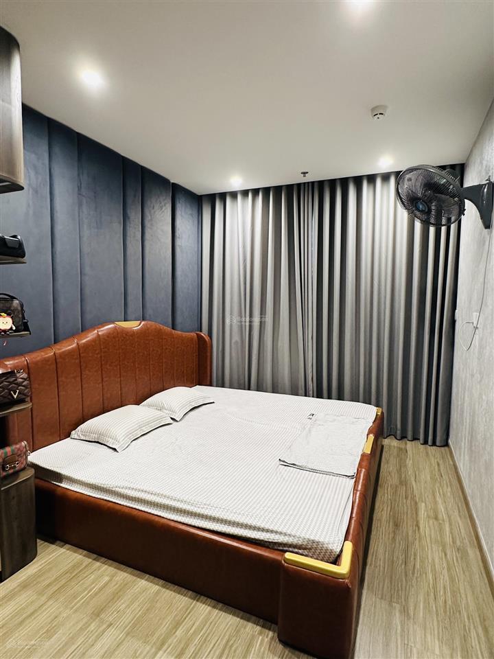 Căn 2pn 69m2 đã có sổ đỏ, mới nhận bàn giao và làm nội thất ở 1 năm  chính chủ bán