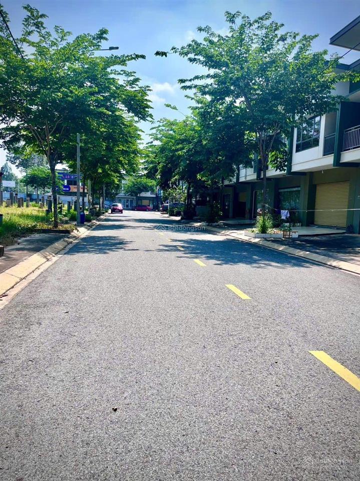 Nhà 2 tầng xây sẵn , sổ hồng trao tay , hạ tầng hoàn thiện , dân cư đông đúc ngay kđt oasis city