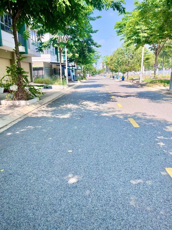 Nhà xây thô sẵn, sổ hồng trao tay ngay kđt oasis city, kế đhviệt đức thanh toán 300 triệu nhận nhà