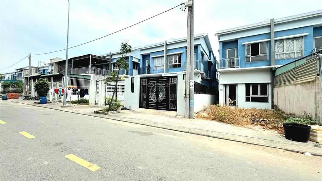 Nhà thô 2 tầng xây sẵn sổ hồng trao tay ngay trong oasis city dân cư đông đúc giá chỉ 1,6 tỷ
