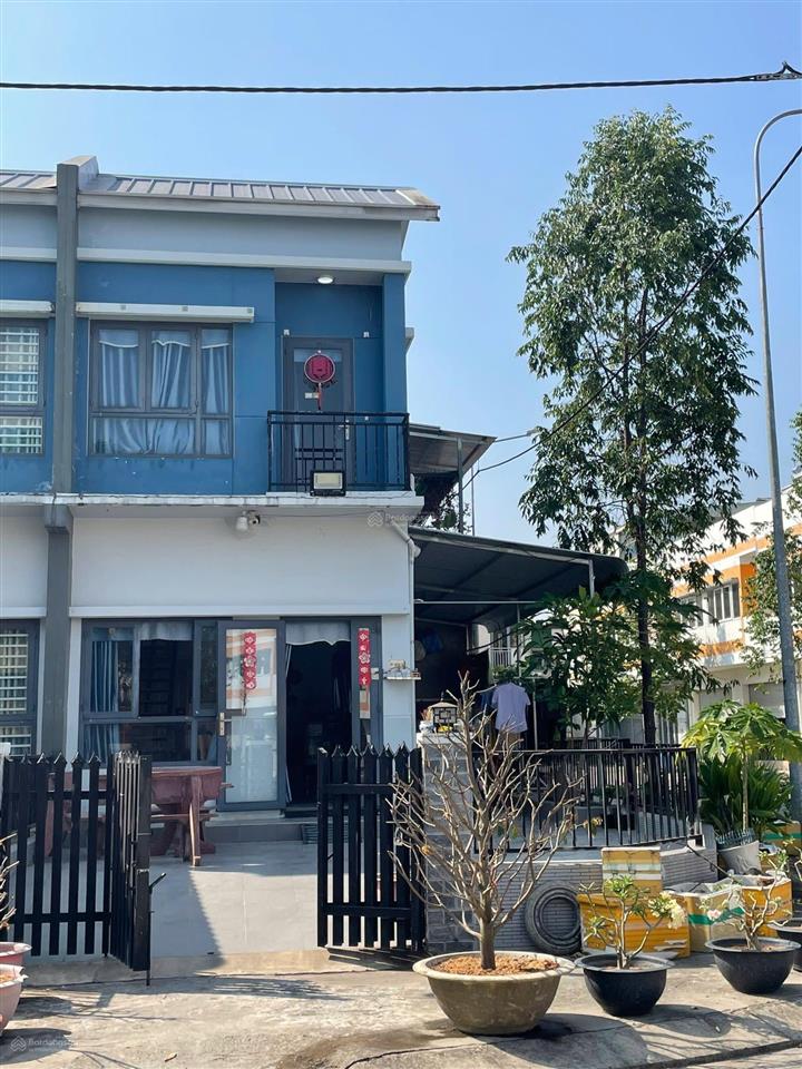 Nhà thô 2 tầng xây sẵn sổ hồng trao tay ngay trong oasis city dân cư đông đúc giá chỉ 1,6 tỷ
