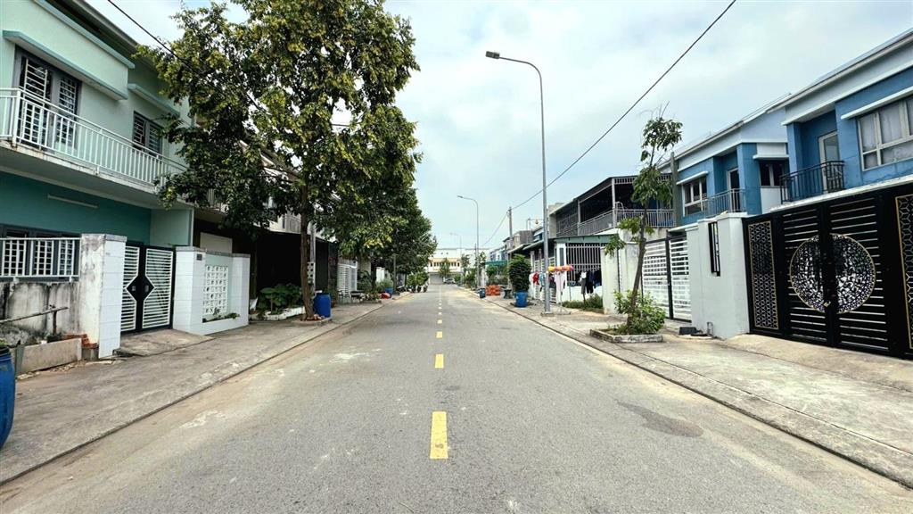 Shophouse 2 tầng thích hợp kinh doanh đã có sổ hồng ngay kđt oasis city
