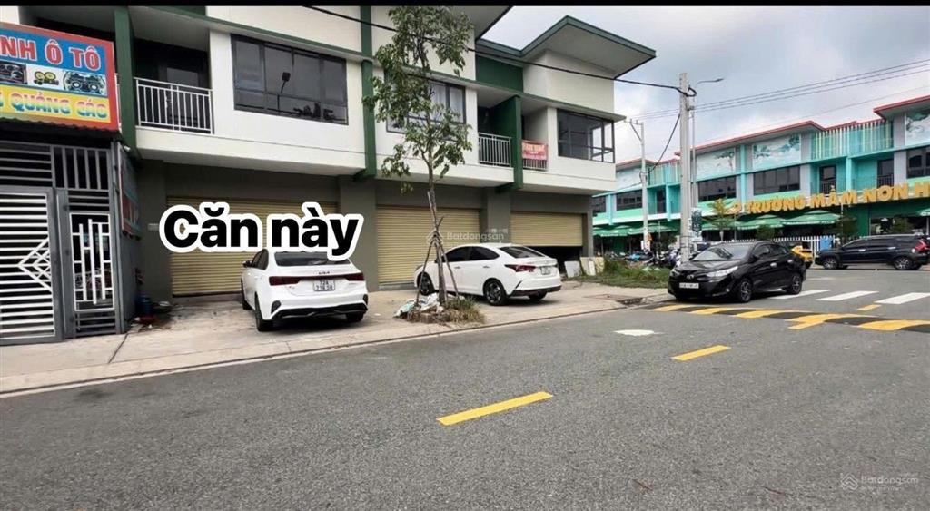 Shophouse 2 tầng thích hợp kinh doanh đã có sổ hồng ngay kđt oasis city