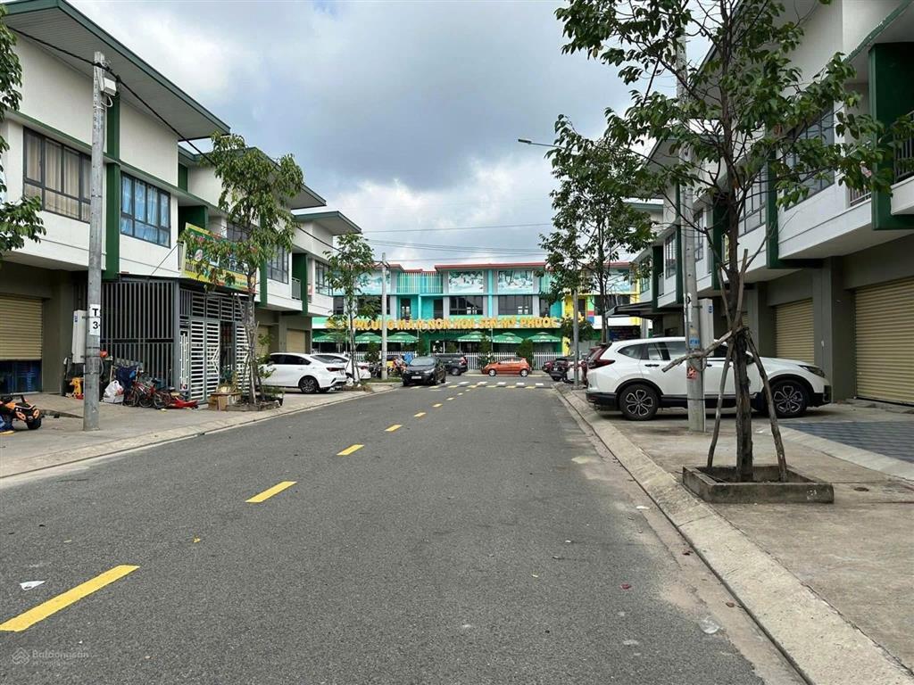 Shophouse 2 tầng thích hợp kinh doanh đã có sổ hồng ngay kđt oasis city