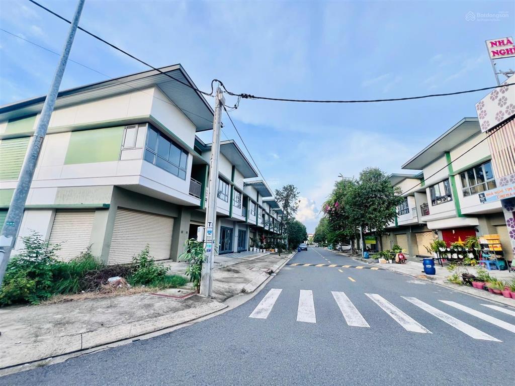 Shophouse 2 tầng thích hợp kinh doanh đã có sổ hồng ngay kđt oasis city