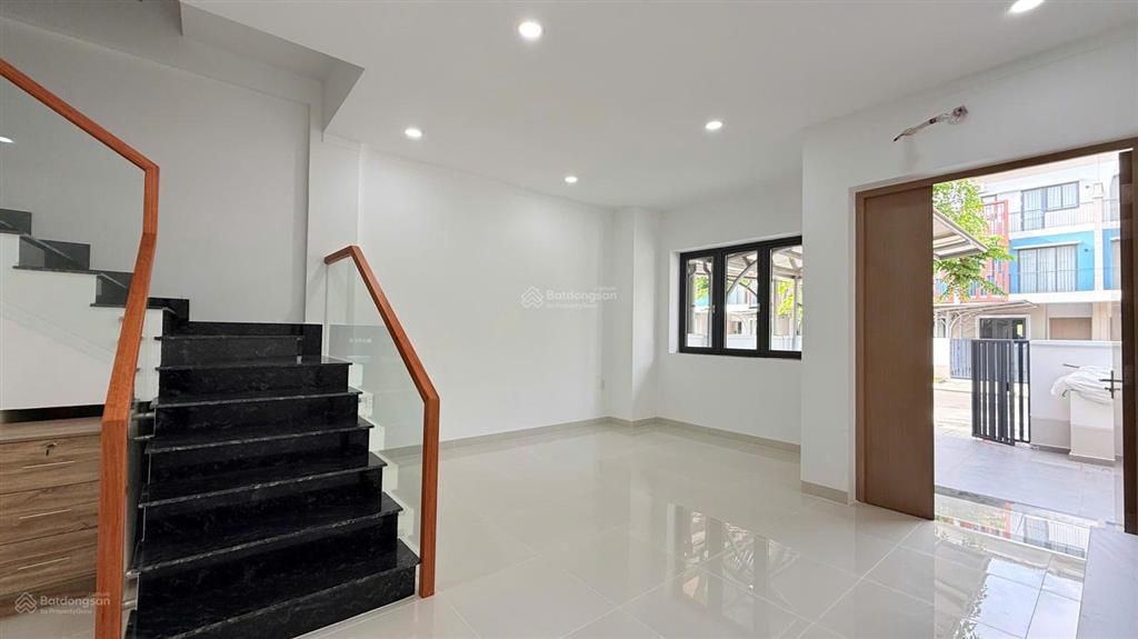 Cho thuê căn nhà 3 tầng view công viên siêu đẹp nội thất đầy đủ ngay kđt suncasa central