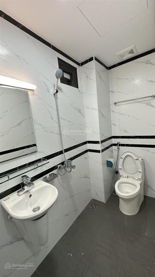 Chính chủ cho thuê nhà mặt phố đội cấn số 105b