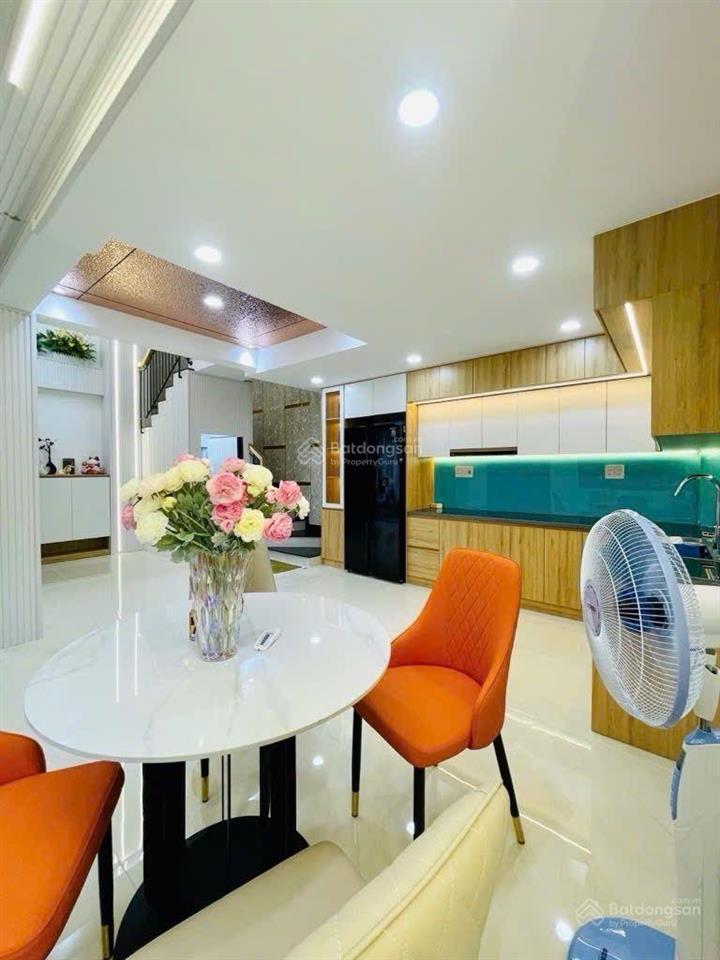 Nhà mới, 4 tầng, 3 pn, nội thất cao cấp, xe vf3 vào nhà, gần st emart 2