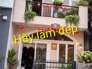 Nhà 2 tầng bình thạnh, ngay chợ bà chiểu, giáp quận 1