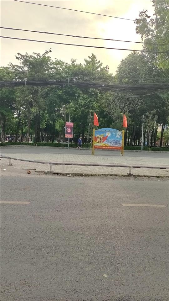 Gần công viên làng hoa nhà 2 tầng ngang 4m, xe tải đậu cửa, hẻm kinh doanh.chỉ hơn nhẹ 4t