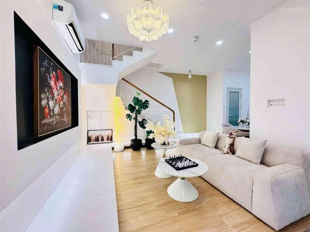 Nội thất đẹp. nhà 3 tầng 4 pn gần chợ gò vấp, siêu thị emart. phù hợp an cư lâu dài