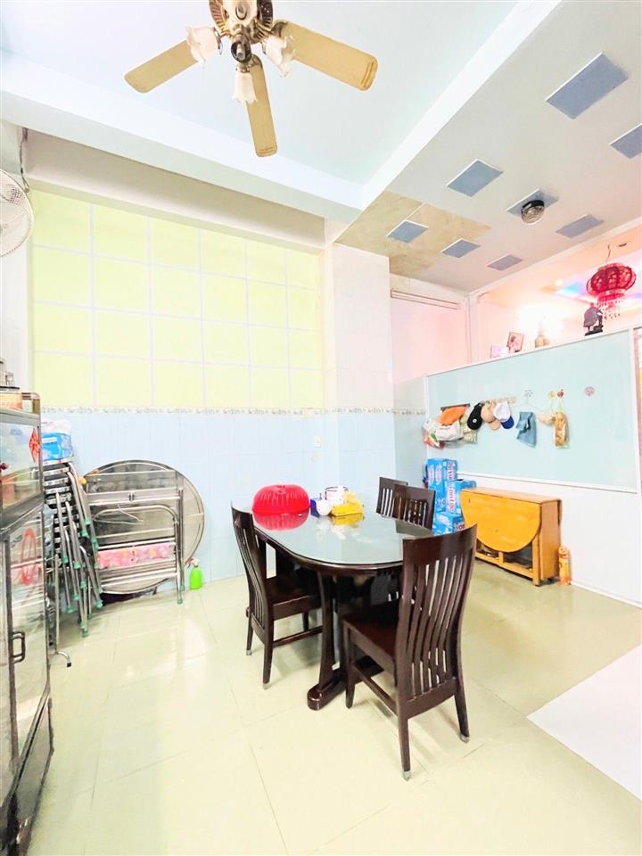 Nhà chính chủ gấp bán, ngang 6.2m vuông vức, 4 tầng bề thế, xe hơi trong nhà, gần siêu thị emart 2