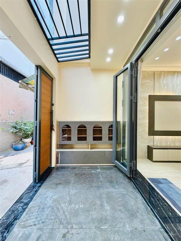 Nhà mới, nội thất đẹp, 3 tầng 3 pn, ngay phan văn trị gần cf country house, gần mặt tiền