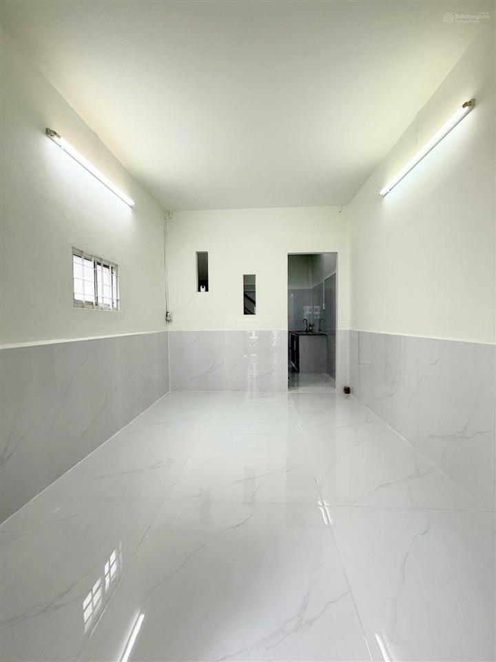 Nhà chính chủ 2 tầng xe hơi đậu cửa, gần chợ phạm văn bạch