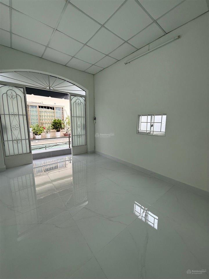 Nhà chính chủ 2 tầng xe hơi đậu cửa, gần chợ phạm văn bạch