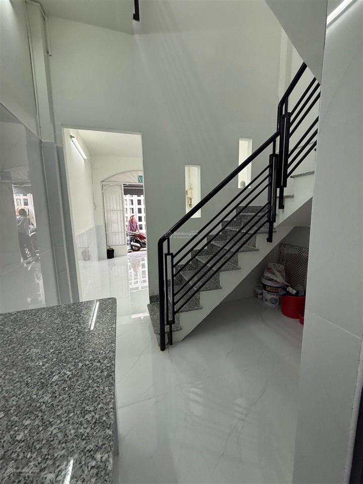 Nhà chính chủ 2 tầng xe hơi đậu cửa, gần chợ phạm văn bạch