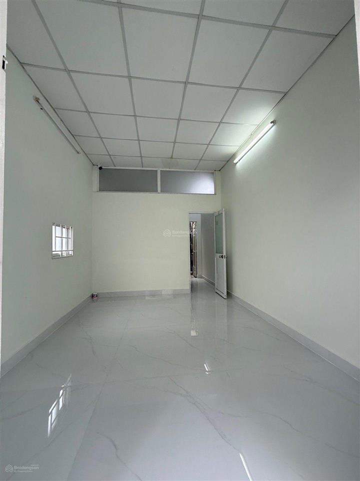Nhà chính chủ 2 tầng xe hơi đậu cửa, gần chợ phạm văn bạch