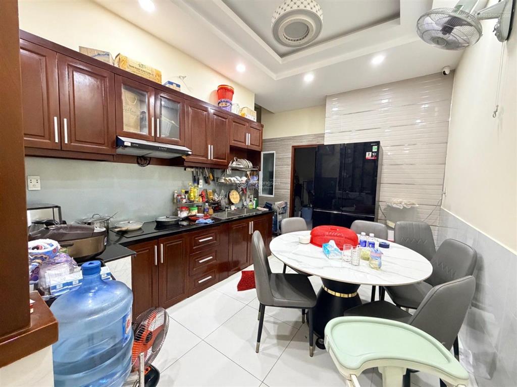 Kế bên siêu thị emart 2, nhà 4 tầng 5 pn, chính chủ.. chỉ 6 tỷ nhỉnh