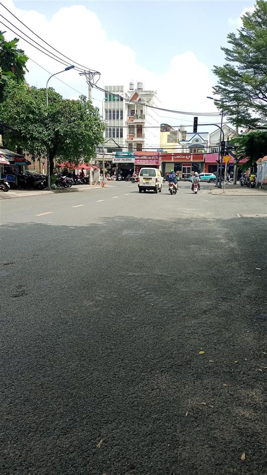 Kế bên siêu thị emart 2, nhà 4 tầng 5 pn, chính chủ.. chỉ 6 tỷ nhỉnh
