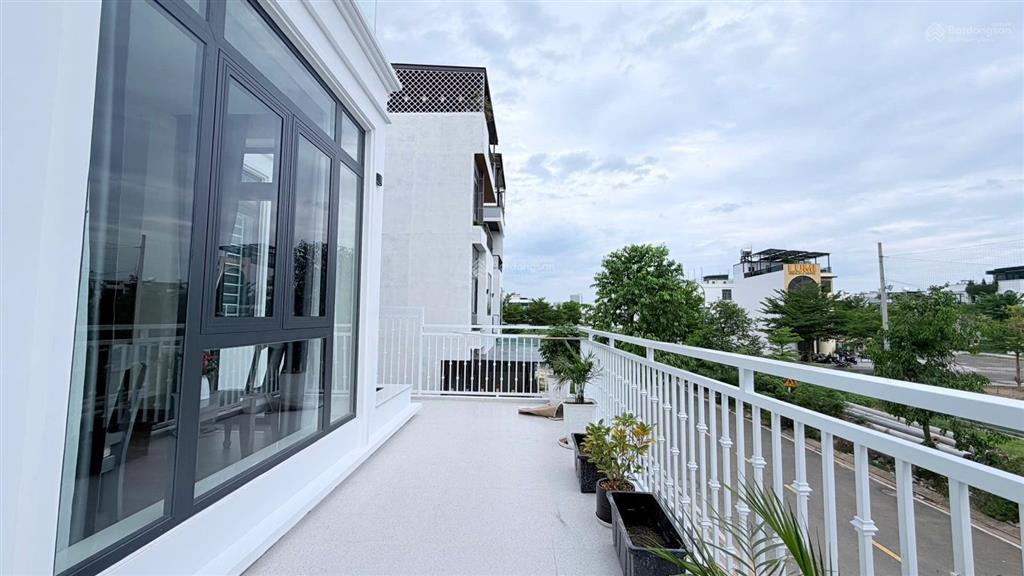 Cho thuê shophouse mỹ gia gói 2 đối diện sân banh hướng đông nam