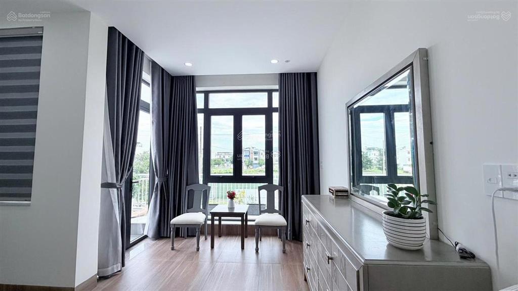 Cho thuê shophouse mỹ gia gói 2 đối diện sân banh hướng đông nam