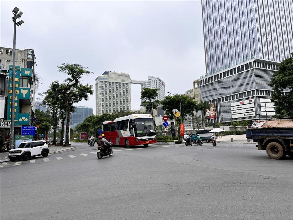 Bán nhà mp lạc long quân, phường tây hồ. gần lotte. cv nước hồ tây. 237m2 chỉ 85 tỷ