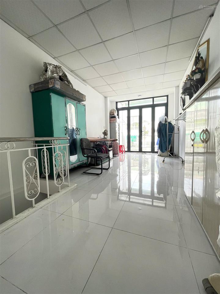 291/14 đường đồng đen, tân bình. diện tích 4 dài 10 xây 3 tầng, giá 6 tỷ. miễn trung gian.