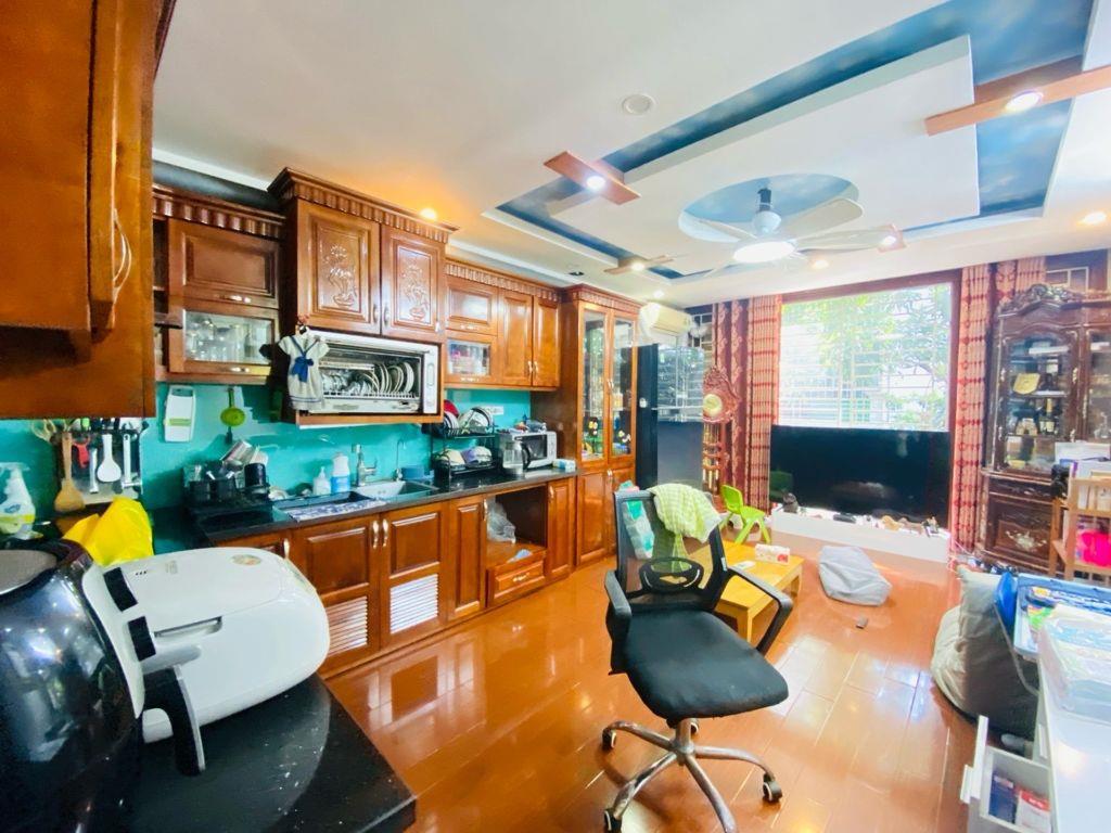 Bán nhà Việt Hưng, Long Biên, 5 tầng, 45m, MT 4m, ô tô 7chỗ vào nhà, siêu đẹp, đủ nội thất