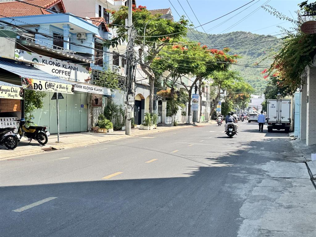 Bán nhà 2 mặt tiền trước sau (đường nhựa 16m) cách biển 100m  vĩnh hòa  bắc nha trang